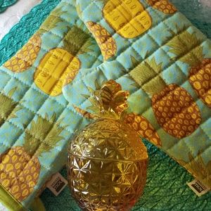 MIKASA collectable pineapple jar + oven mits